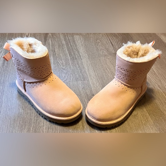 UGG Dae Sunshine Perf Boots Tropical Peach, Size 5, New Without Tags - Picture 2 of 6